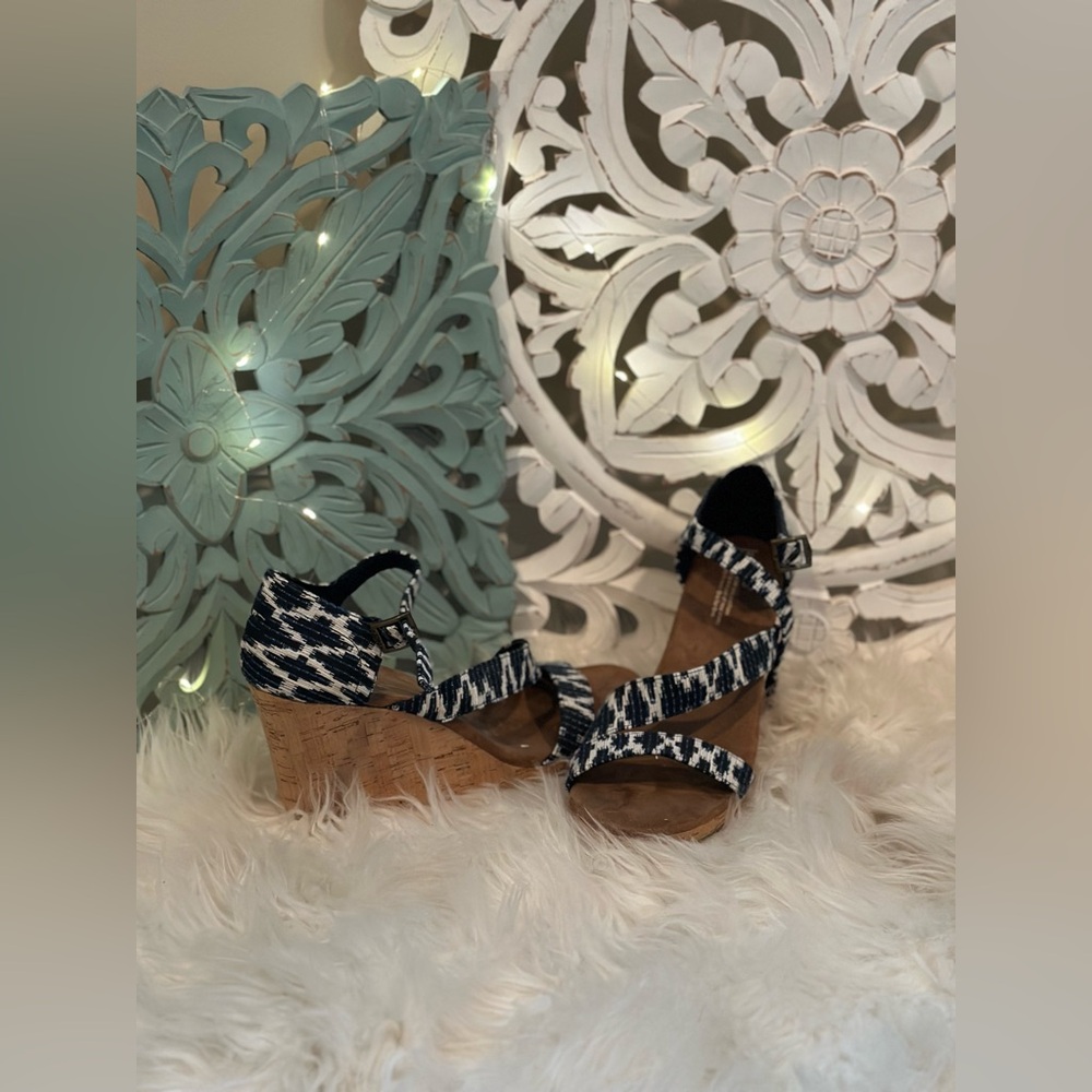 TOMS crossover high wedge